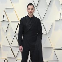 Nicholas Hoult en la alfombra roja de los Premios Oscar 2019