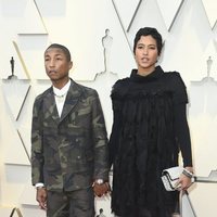 Pharrell Williams y Helen Lasichanh en la alfombra roja de los Premios Oscar 2019