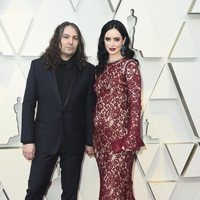 Krysten Ritter y Adam Granduciel en la alfombra roja de los Premios Oscar 2019