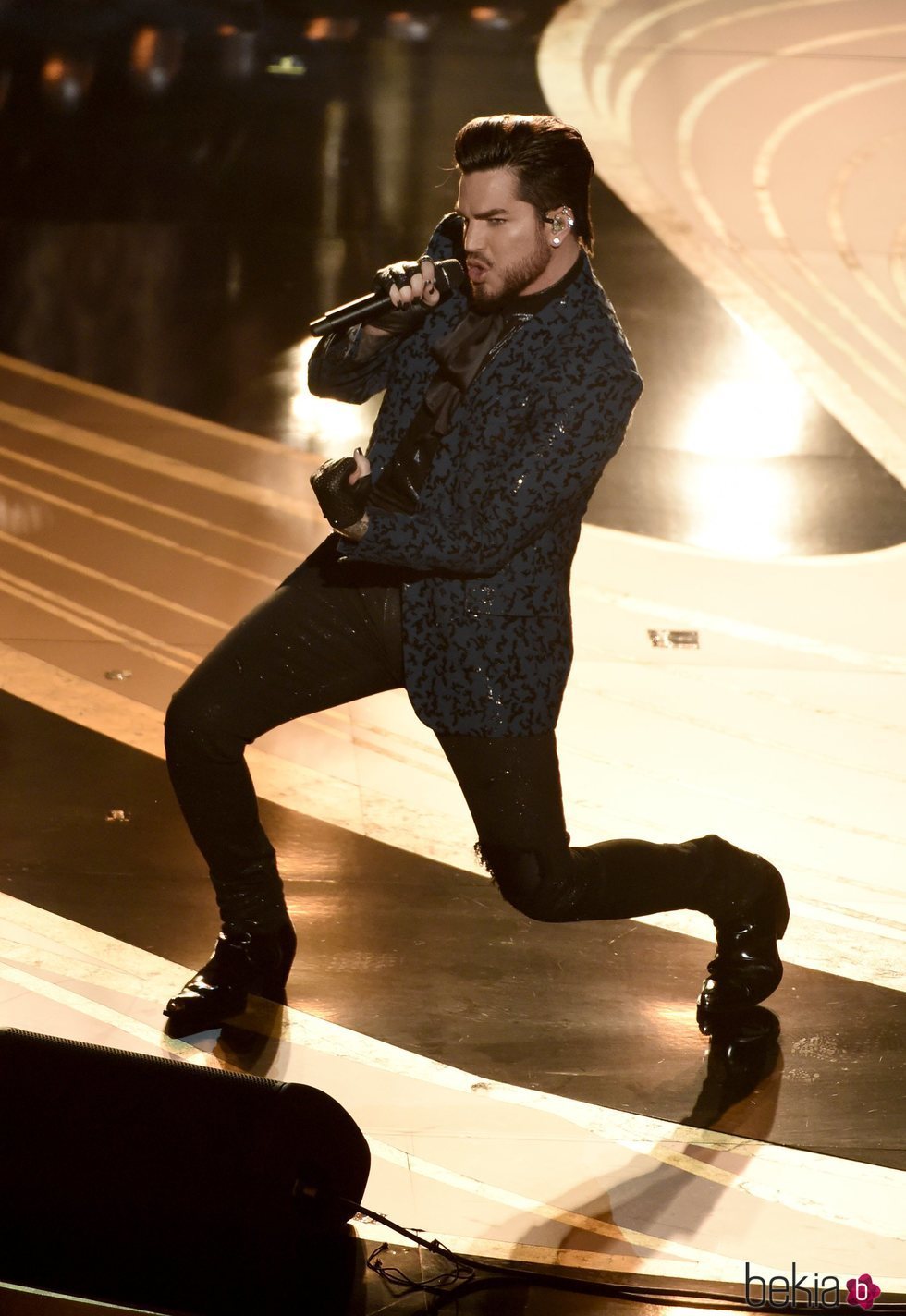Adam Lambert durante su actuación en los Premios Oscar 2019