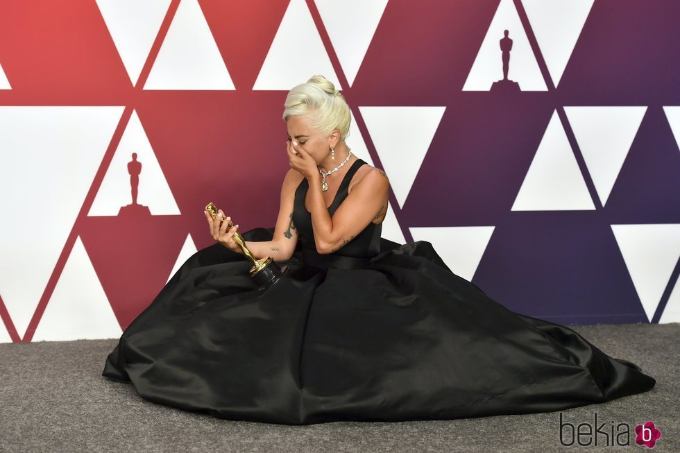 Lady Gaga posando con el Oscar 2019 a Mejor canción por 'Shallow'