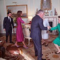 Abdalá, Rania y Hussein de Jordania saludan a la Reina Isabel y la Princesa Ana