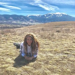 Shakira tumbada en el campo