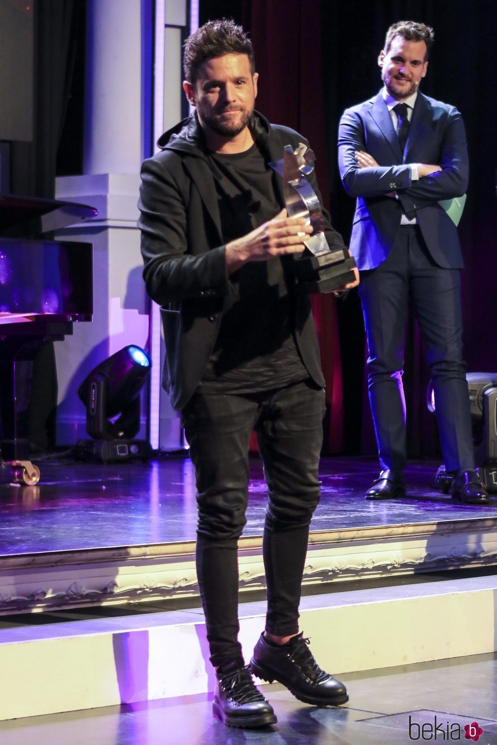 Pablo López recibe el premio Canal Fiesta