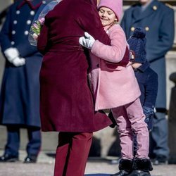 Victoria de Suecia y su hija Estela se abrazan en el Día del Nombre en honor a Victoria de Suecia