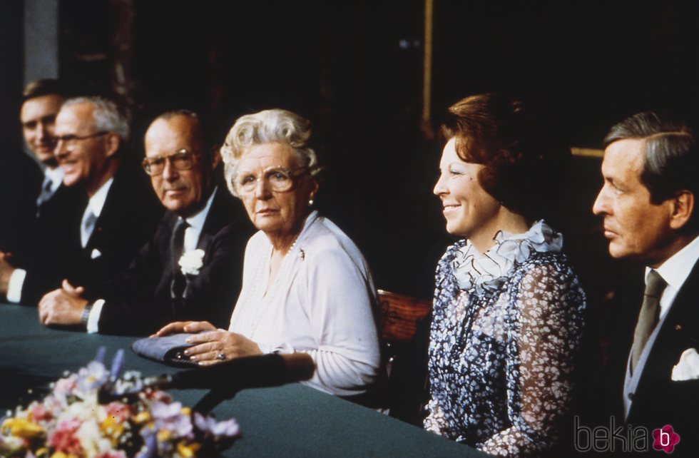 Juliana de Holanda en su abdicación a favor de la Princesa Beatriz