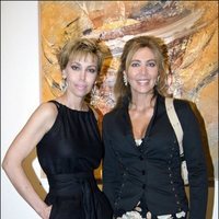 Norma Duval y Carla Duval posando juntas en una exposición