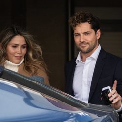 David Bisbal y Rosanna Zanetti saliendo del hospital con su hijo Matteo