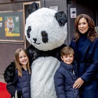 La Princesa Mary, Vicente y Josefina de Dinamarca en el Zoo de Copenhague