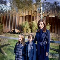 Mary de Dinamarca y sus hijos los Príncipes Vicente y Josefina en el Zoo de Copenhague