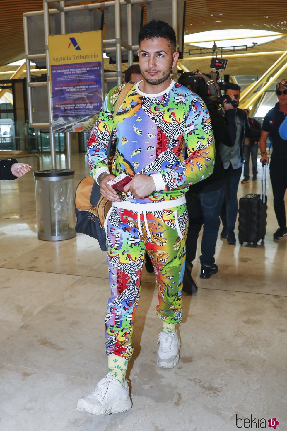 Omar Montes en el aeropuerto rumbo a 'Supervivientes 2019'