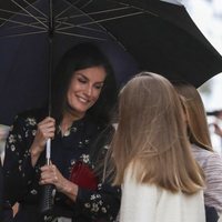 La Reina Letizia mira con ternura a sus hijas en la Misa de Pascua 2019