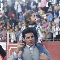 Fran Rivera con su hija Carmen en la plaza de toros de Zahara de los Atunes