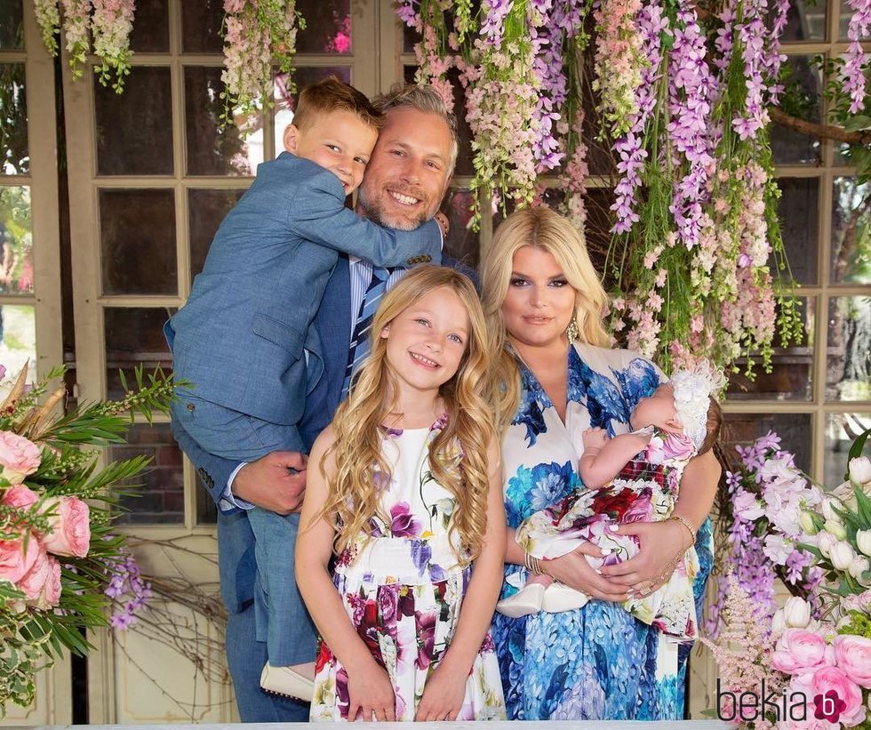 Jessica Simpson publica un posado familiar por el día de Pascua de 2019