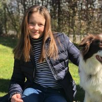 Isabel de Dinamarca con un perro