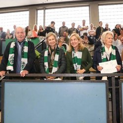 El Rey Juan Carlos, la Reina Sofía, la Infanta Cristina, Claire Liebaert y la Infanta Elena animando a Pablo Urdangarin en el balonmano