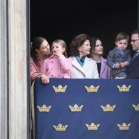 La Familia Real de Suecia en el desfile militar por el 73 cumpleaños del Rey Carlos Gustavo