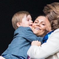 El Príncipe Óscar muy cariñoso con Victoria de Suecia en el 73 cumpleaños del Rey Carlos Gustavo