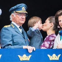 El Príncipe Óscar besa a Victoria de Suecia junto al Rey Carlos Gustavo y la Reina Silvia