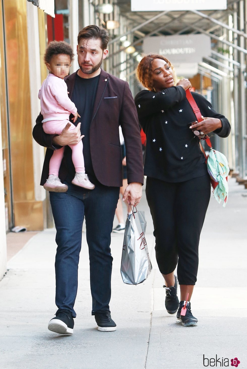 Serena Williams paseando por NY con su familia