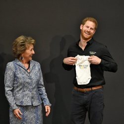 Margarita de Holanda hace un regalo al Príncipe Harry para Archie Harrison