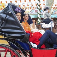 Las modelos Rocío Crusset y Marta Ortiz durante la Feria de Abril de Sevilla.