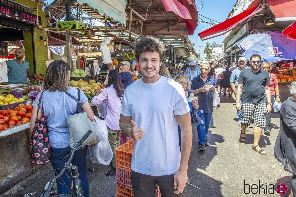 Miki Nuñez en un mercado de Tel Aviv antes de Eurovisión 2019