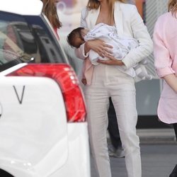 Natalia Sánchez con su hijo en brazos tras su primer evento público después de haber sido madre