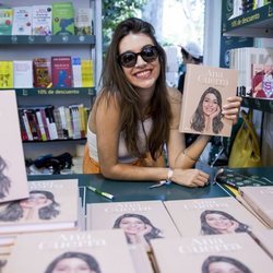 Ana Guerra firmando en la Feria del Libro de Madrid 2019