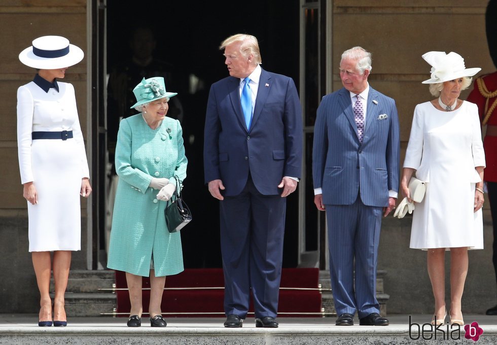Donald Trump y Melania Trump con la Reina Isabel, el Príncipe Carlos y Camilla Parker al comienzo de su Viaje de Estado a Reino Unido
