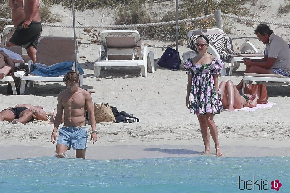Pixie Lott y Oliver Cheshire de vacaciones en una playa de Formentera