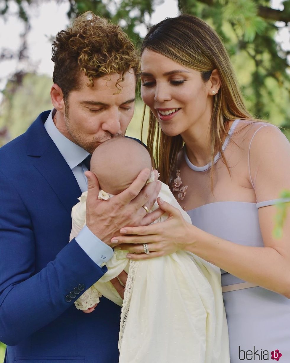 Rosanna Zanetti y David Bisbal, muy cariñoso con su hijo Matteo en su bautizo