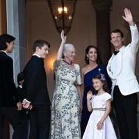 Margarita de Dinamarca recibe a Joaquín y Marie de Dinamarca y a sus hijos en el 50 cumpleaños de Joaquín de Dinamarca
