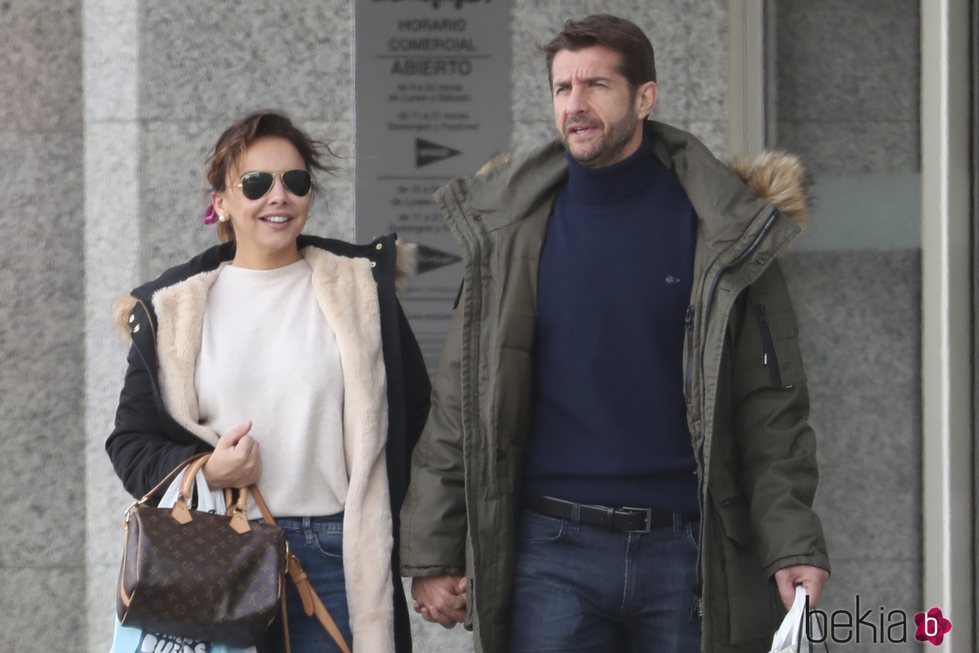 Chenoa paseando con Miguel Sánchez Encinas por Madrid