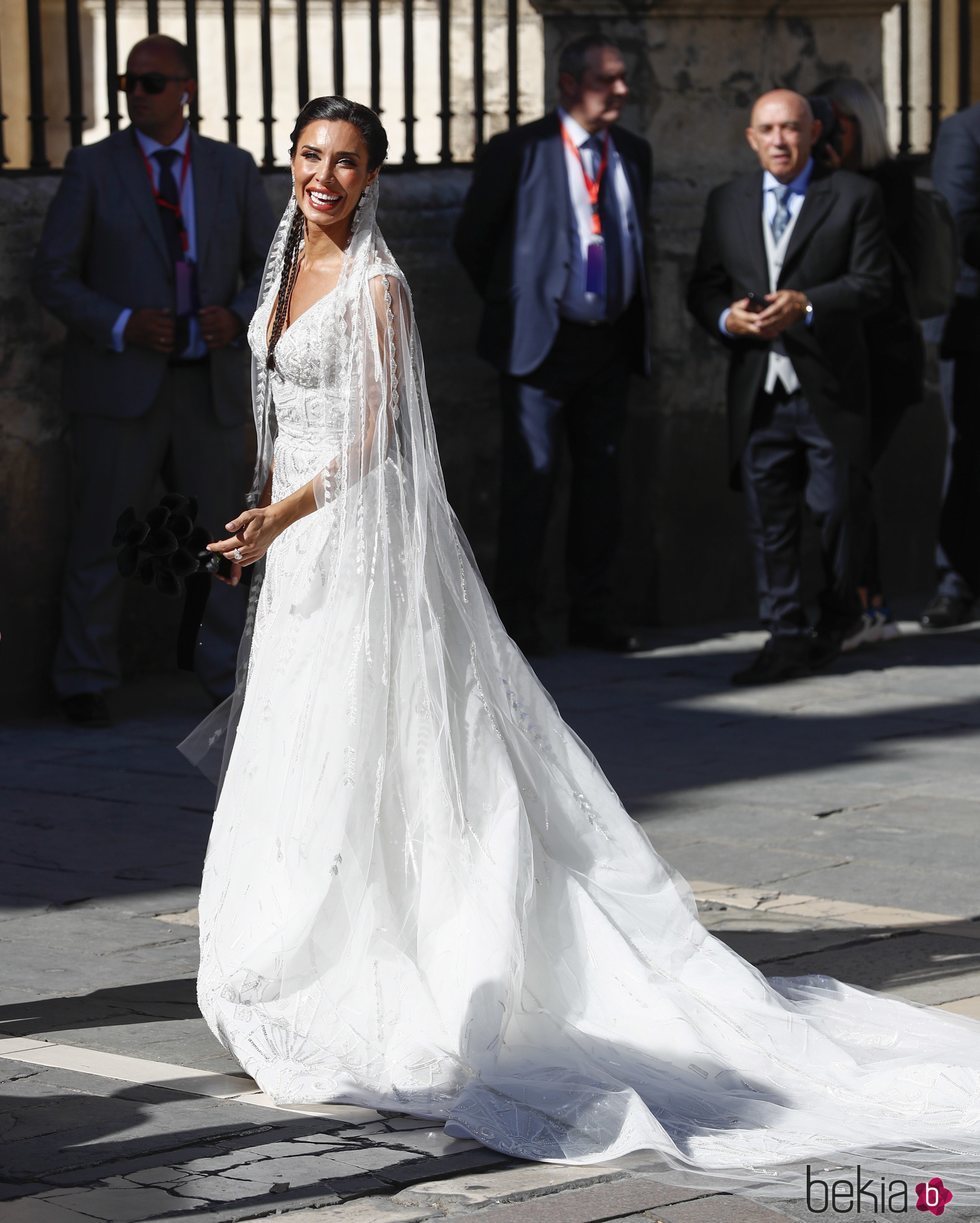 Pilar Rubio muy sonriente a la entrada a la Catedral de Sevilla para casarse con Sergio Ramos
