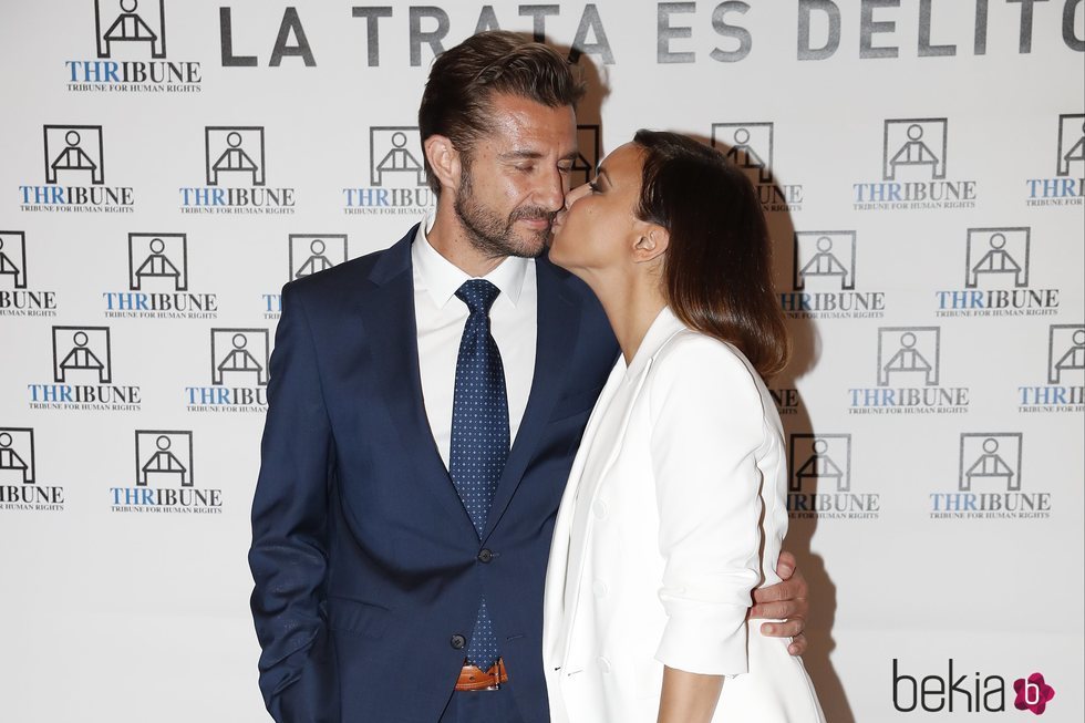Chenoa y Miguel Sánchez Encinas en una cena benéfica