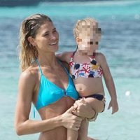 Carla Pereyra con su hija Francesca en las playas de Formentera