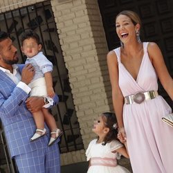Tamara Gorro y Ezequiel Garay celebrando muy felices el bautizo de su hijo Antonio