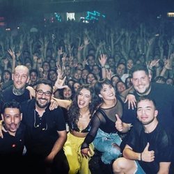 Ana Guerra con su equipo en su concierto de la sala But