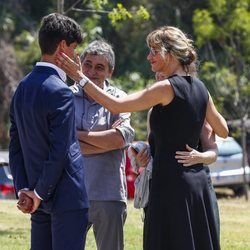 Susanna Griso charlando con familiares en el funeral de su hermana