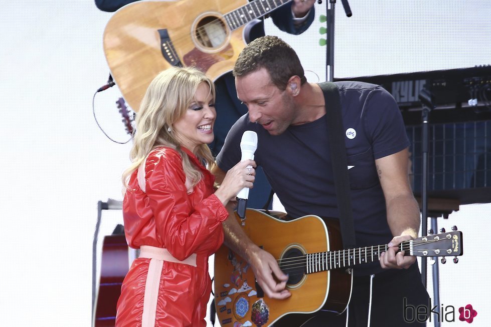Kylie Minogue actuando en el festival de Glastonbury junto a Chris Martin