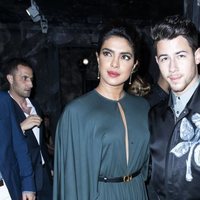 Priyanka Chopra y Nick Jonas en el desfile Alta Costura Otoño/Invierno 2019-2020 de Dior en París
