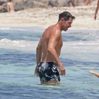 Diego Simeone con su hija Francesca en una playa de Formentera