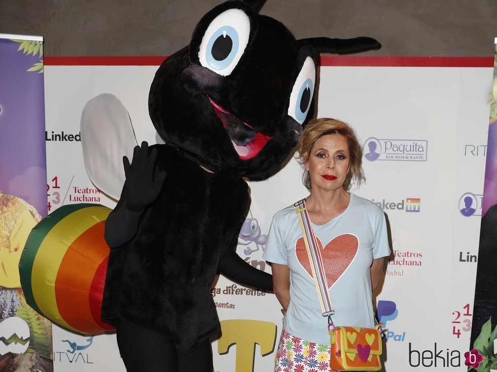 Ágatha Ruiz de la Prada posa con un muñeco en la presentación de 'Pato el feo'