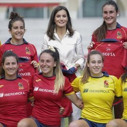 La Reina Letizia junto el equipo de rugby femenino español