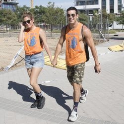 Mario Casas y Blanca Suáres cogidos de la mano llegando al desfile del Orgullo 2019