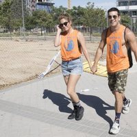 Mario Casas y Blanca Suáres cogidos de la mano llegando al desfile del Orgullo 2019