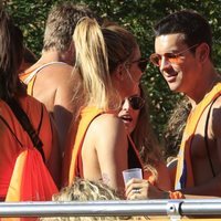 Mario Casas y Blanca Suárez en la cabalgata del Orgullo 2019