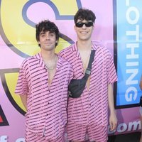 Javier Calvo y Javier Ambrossi en la Cabalgata del Orgullo 2019