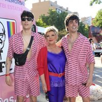 Terelu Campos con Los Javis la Cabalgata del Orgullo 2019